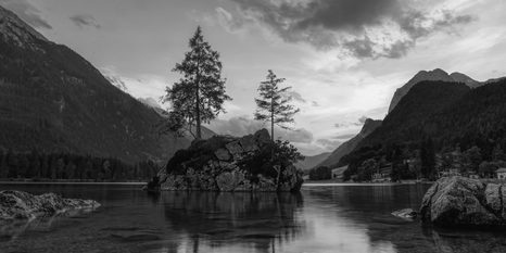 OBRAZ ČERNOBÍLÁ HORSKÁ KRAJINA U JEZERA - ČERNOBÍLÉ OBRAZY - OBRAZY