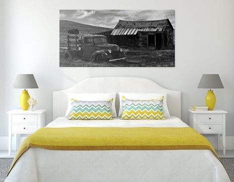 КАРТИНА НА ПЛАТНО – АВТОМОБИЛ В ЖИВОПИСНА ПРИРОДА В ЧЕРНО-БЯЛО - ЧЕРНО-БЕЛИ КАРТИНИ - КАРТИНИ