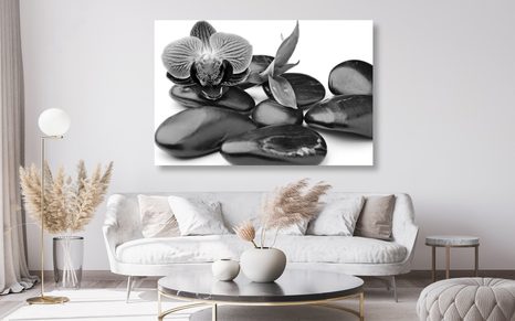 OBRAZ KAMIENIE DO MASAŻU WELLNESS W KOLORZE CZARNYM I BIAŁYM - OBRAZY CZARNO-BIAŁE - OBRAZY