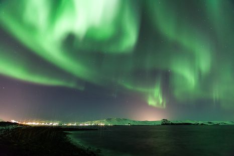 FOTOTAPETE AUSSERGEWÖHNLICHES GRÜNES POLARLICHT - UNIVERSUM- UND STERNE-TAPETEN - TAPETEN