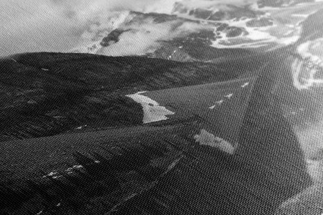 SLIKA ČUDOVITA GORSKA POKRAJINA V ČRNOBELI IZVEDBI - ČRNOBELE SLIKE - SLIKE