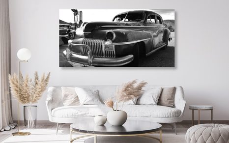 OBRAZ AUTO NA VRAKOVIŠTI V ČERNOBÍLÉM PROVEDENÍ - ČERNOBÍLÉ OBRAZY - OBRAZY