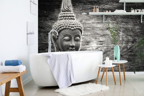 TAPETA ČERNOBÍLÁ SOCHA BUDHY NA DŘEVĚNÉM POZADÍ - ČERNOBÍLÉ TAPETY - TAPETY