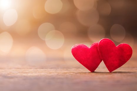 SELBSTKLEBENDE FOTOTAPETE ROTE HERZEN AUF HOLZ - SELBSTKLEBENDE TAPETEN - TAPETEN