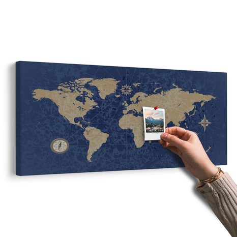 OBRAZ NA KORKU MAPA SVĚTA S KOMPASEM V RETRO STYLU NA MODRÉM POZADÍ - OBRAZY NA KORKU - OBRAZY