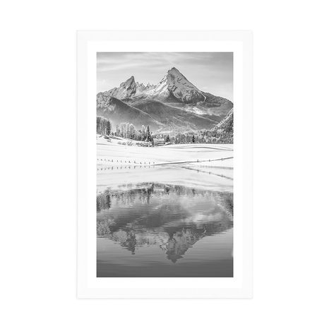PLAKAT S PASPARTUOM SNJEŽNI KRAJOLIK U ALPAMA U CRNO-BIJELOM DIZAJNU - CRNO-BIJELE - PLAKATI