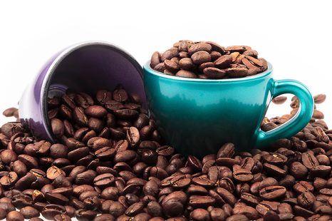 FOTOTAPETE TASSE MIT KAFFEEBOHNEN - TAPETEN MIT ESSEN UND GETRÄNKEN - TAPETEN