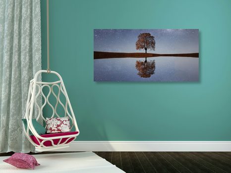 WANDBILD STERNENHIMMEL ÜBER EINEM ALLEINSTEHENDEN BAUM - BILDER VON NATUR UND LANDSCHAFT - BILDER