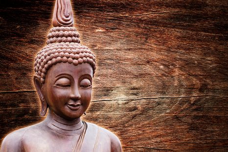 SAMOLEPÍCÍ TAPETA SOCHA BUDDHY NA DŘEVĚNÉM POZADÍ - SAMOLEPÍCÍ TAPETY - TAPETY