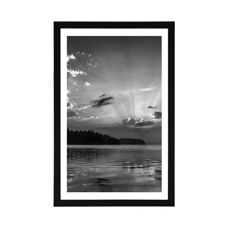 POSTER MIT PASSEPARTOUT SPIEGELUNG DES BERGSEES IN SCHWARZ-WEISS - SCHWARZ-WEISS - POSTER