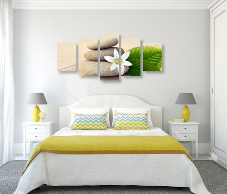 5-DÍLNÝ OBRAZ BÍLÝ KVĚT A KAMENY V PÍSKU - OBRAZY FENG SHUI - OBRAZY