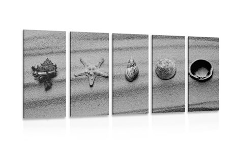 IMPRESSION SUR TOILE EN 5 PARTIES COQUILLAGES SUR UNE PLAGE DE SABLE EN NOIR ET BLANC - IMPRESSIONS SUR TOILE NOIR ET BLANC - IMPRESSION SUR TOILE