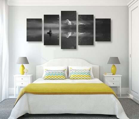 5-DIELNY OBRAZ LOĎKA NA MORI V ČIERNOBIELOM PREVEDENÍ - ČIERNOBIELE OBRAZY - OBRAZY