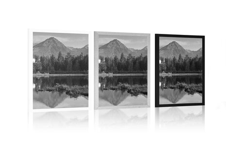 PLAKÁT NÁDHERNÉ PANORAMA HOR U JEZERA V ČERNOBÍLÉM PROVEDENÍ - ČERNOBÍLÉ - PLAKÁTY