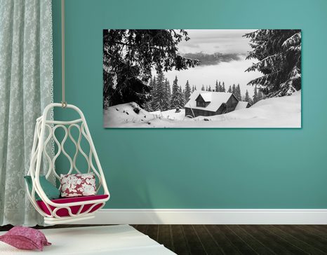 TABLEAU SUR TOILE – CABANE EN BOIS PRÈS DE PINS ENNEIGÉS EN NOIR ET BLANC - TABLEAUX EN NOIR ET BLANC - TABLEAUX