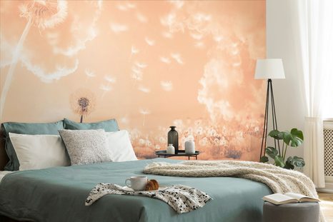 TAPETA KOUZELNÉ PAMPELIŠKY NA LOUCE PEACH FUZZ - TAPETY PAMPELIŠKY - TAPETY