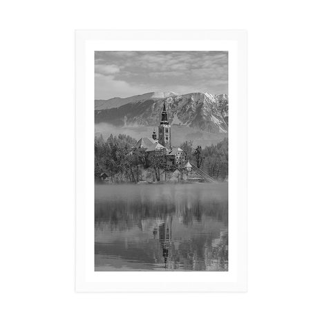 AFFICHE – ÉGLISE PRÈS DU LAC BLED EN SLOVÉNIE EN NOIR ET BLANC - NATURE - AFFICHES