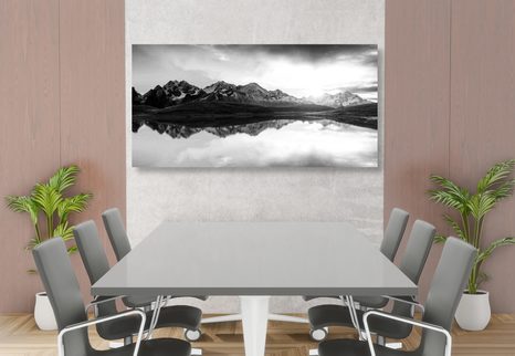 OBRAZ OSLNIVÝ ZÁPAD SLNKA NAD HORSKÝM JAZEROM V ČIERNOBIELOM PREVEDENÍ - ČIERNOBIELE OBRAZY - OBRAZY