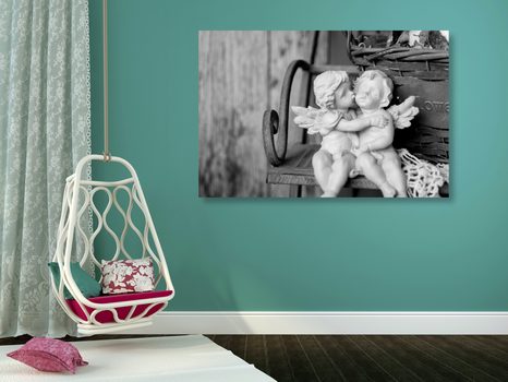 TABLOU STATUETE DE ÎNGERI PE BANCĂ ÎN DESIGN ALB-NEGRU - TABLOURI ALB-NEGRU - TABLOURI
