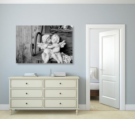 TABLOU STATUETE DE ÎNGERI PE BANCĂ ÎN DESIGN ALB-NEGRU - TABLOURI ALB-NEGRU - TABLOURI
