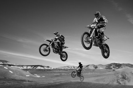 FOTOTAPETA MOTORKÁŘI V ČERNOBÍLÉM PROVEDENÍ - ČERNOBÍLÉ TAPETY - TAPETY