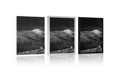POSTER MOUNTAINS UNDER THE NIGHT SKY IN BLACK AND WHITE - BLACK AND WHITE - POSTERS