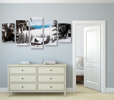5-TEILIGES WANDBILD HOLZHAUS UND SCHNEEBEDECKTE KIEFERN - BILDER VON NATUR UND LANDSCHAFT - BILDER