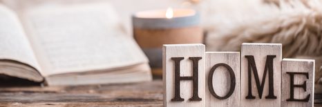 OBRAZ DREWNIANE LITERY Z NAPISEM HOME - OBRAZY Z NAPISAMI I CYTATAMI - OBRAZY