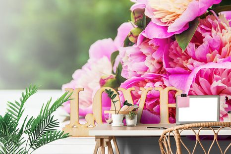 FOTOTAPETE PFINGSTROSEN MIT AUFSCHRIFT LOVE - TAPETEN MIT BLUMENMOTIVEN - TAPETEN