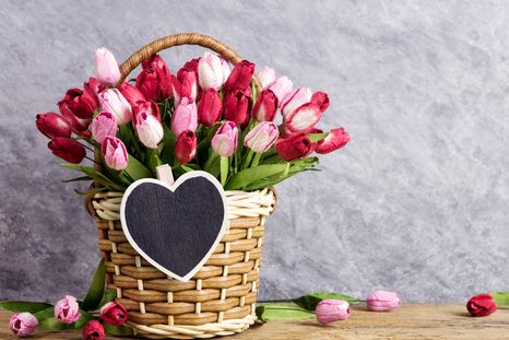 TABLOU LALELE ROȘII ÎNTR-UN COȘ DE LEMN - TABLOU FLORI - TABLOURI