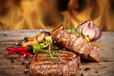 FOTOTAPETA GRILOVANÝ HOVĚZÍ STEAK - TAPETY JÍDLA A NÁPOJE - TAPETY