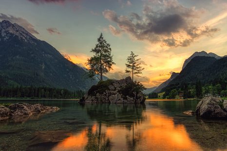 FOTOTAPETA HORSKÁ KRAJINA U JEZERA - TAPETY PŘÍRODA - TAPETY