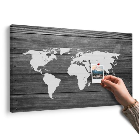 OBRAZ NA KORKU ČERNOBÍLÁ MAPA SVĚTA S DŘEVĚNÝM POZADÍM - OBRAZY NA KORKU - OBRAZY
