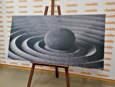 OBRAZ MEDITUJÚCI KAMEŇ V ČIERNOBIELOM PREVEDENÍ - ČIERNOBIELE OBRAZY - OBRAZY