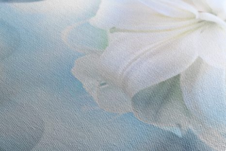 WANDBILD WEISSE BLÜTE DER LILIE AUF ABSTRAKTEM HINTERGRUND - BILDER BLUMEN - BILDER