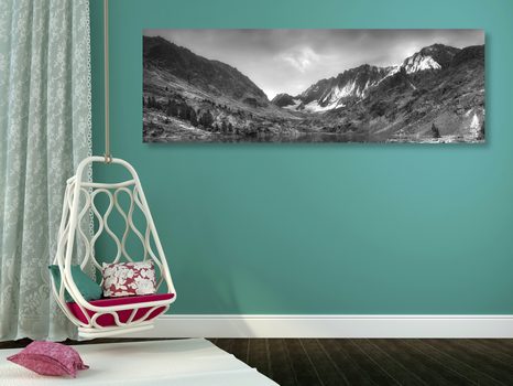 SLIKA MAJESTETIČNE PLANINE S JEZEROM U CRNO-BIJELOM DIZAJNU - CRNO-BIJELE SLIKE - SLIKE