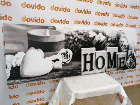 ΕΙΚΌΝΑ ΝΕΚΡΉΣ ΦΎΣΗΣ ΜΕ ΤΗΝ ΕΠΙΓΡΑΦΉ HOME ΣΕ ΑΣΠΡΌΜΑΥΡΟ - ΠΊΝΑΚΕΣ ΑΣΠΡΌΜΑΥΡΕΣ - ΠΊΝΑΚΕΣ