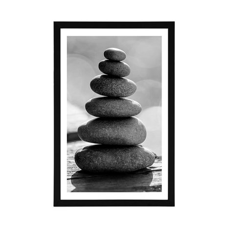 PLAKÁT S PASPARTOU STABILNÍ PYRAMIDA Z KAMENŮ V ČERNOBÍLÉM PROVEDENÍ - ČERNOBÍLÉ - PLAKÁTY