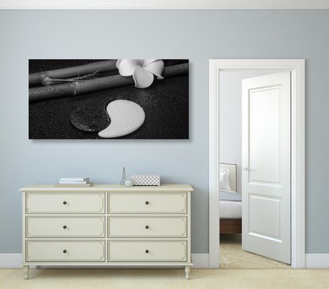 OBRAZ SPA ZÁTIŠÍ SE SYMBOLEM JIN A JANG V ČERNOBÍLÉM PROVEDENÍ - ČERNOBÍLÉ OBRAZY - OBRAZY