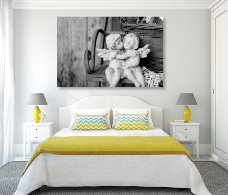 TABLOU STATUETE DE ÎNGERI PE BANCĂ ÎN DESIGN ALB-NEGRU - TABLOURI ALB-NEGRU - TABLOURI