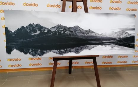 OBRAZ SKVOSTNÝ ZÁPAD SLNKA NAD HORAMI V ČIERNOBIELOM PREVEDENÍ - ČIERNOBIELE OBRAZY - OBRAZY