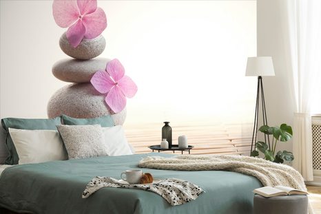 SELBSTKLEBENDE FOTOTAPETE BALANCE VON STEINEN UND ROSA BLUMEN - SELBSTKLEBENDE TAPETEN - TAPETEN