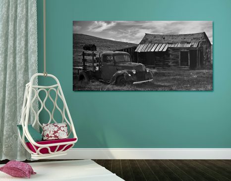 КАРТИНА НА ПЛАТНО – АВТОМОБИЛ В ЖИВОПИСНА ПРИРОДА В ЧЕРНО-БЯЛО - ЧЕРНО-БЕЛИ КАРТИНИ - КАРТИНИ