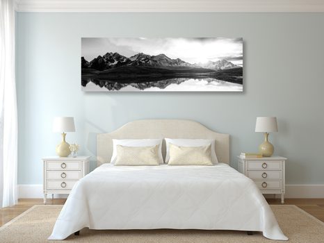 OBRAZ SKVOSTNÝ ZÁPAD SLNKA NAD HORAMI V ČIERNOBIELOM PREVEDENÍ - ČIERNOBIELE OBRAZY - OBRAZY