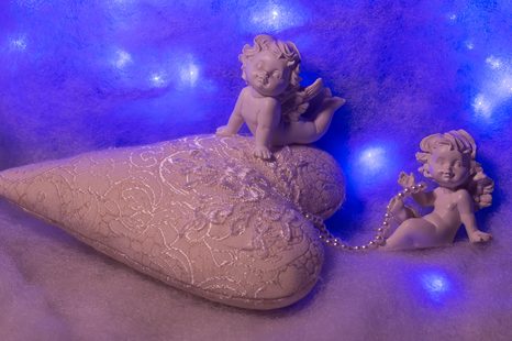 КАРТИНА НА ПЛАТНО – АНГЕЛЧЕ СЪС СЪРЧИЦЕ - КАРТИНИ НА АНГЕЛИ - КАРТИНИ