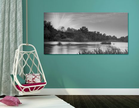 WANDBILD SONNENAUFGANG AM FLUSS IN SCHWARZ-WEISS - SCHWARZ-WEISSE BILDER - BILDER