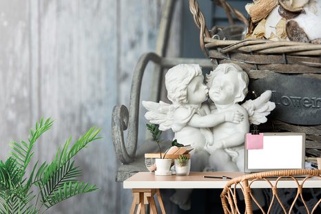 SELBSTKLEBENDE FOTOTAPETE STATUE MIT ENGELN AUF DER BANK - SELBSTKLEBENDE TAPETEN - TAPETEN