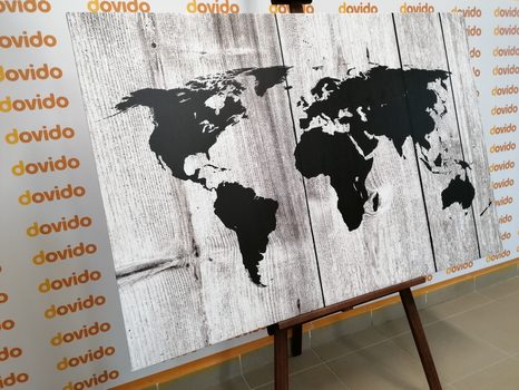 OBRAZ NA KORKU ČERNOBÍLÁ MAPA NA DŘEVĚNÉM POZADÍ - OBRAZY NA KORKU - OBRAZY