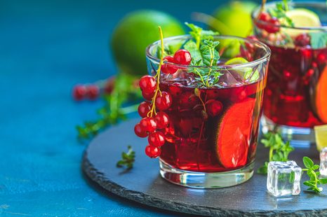 SELBSTKLEBENDE FOTOTAPETE ROTER COCKTAIL - SELBSTKLEBENDE TAPETEN - TAPETEN