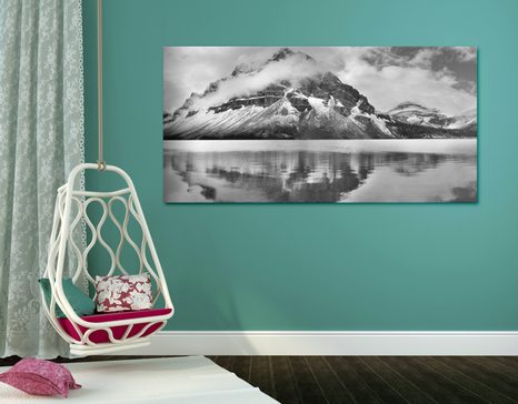 TABLEAU SUR TOILE – LAC PRÈS D'UNE MAGNIFIQUE MONTAGNE EN NOIR ET BLANC - TABLEAUX EN NOIR ET BLANC - TABLEAUX